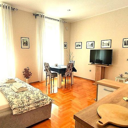 Lavender - City Room With Free Parking Пула Екстер'єр фото