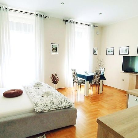 Lavender - City Room With Free Parking Пула Екстер'єр фото