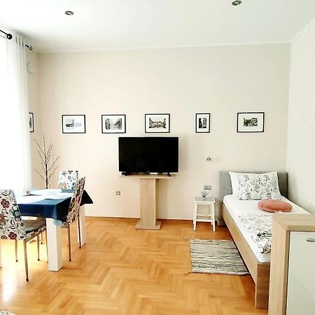Lavender - City Room With Free Parking Пула Екстер'єр фото