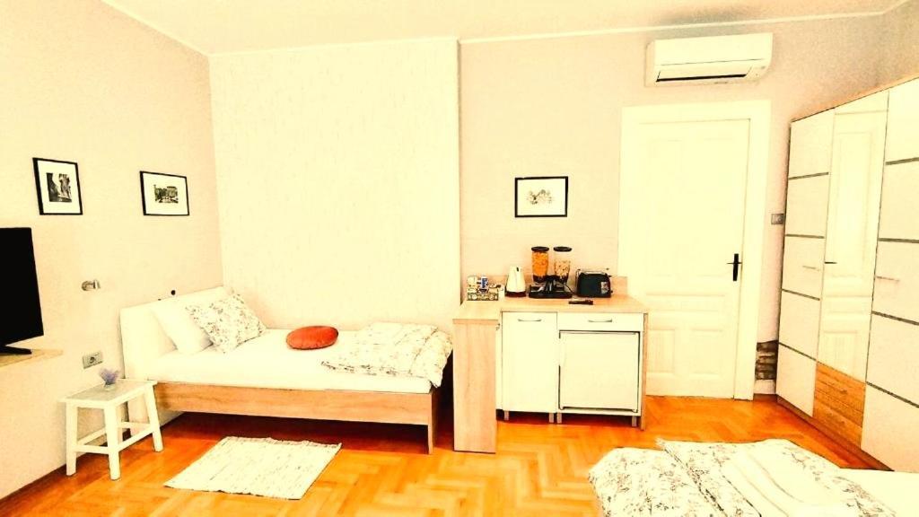 Lavender - City Room With Free Parking Пула Екстер'єр фото